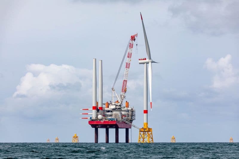 First Turbine Up at Dieppe-Le Tréport Offshore Wind Farm in France
